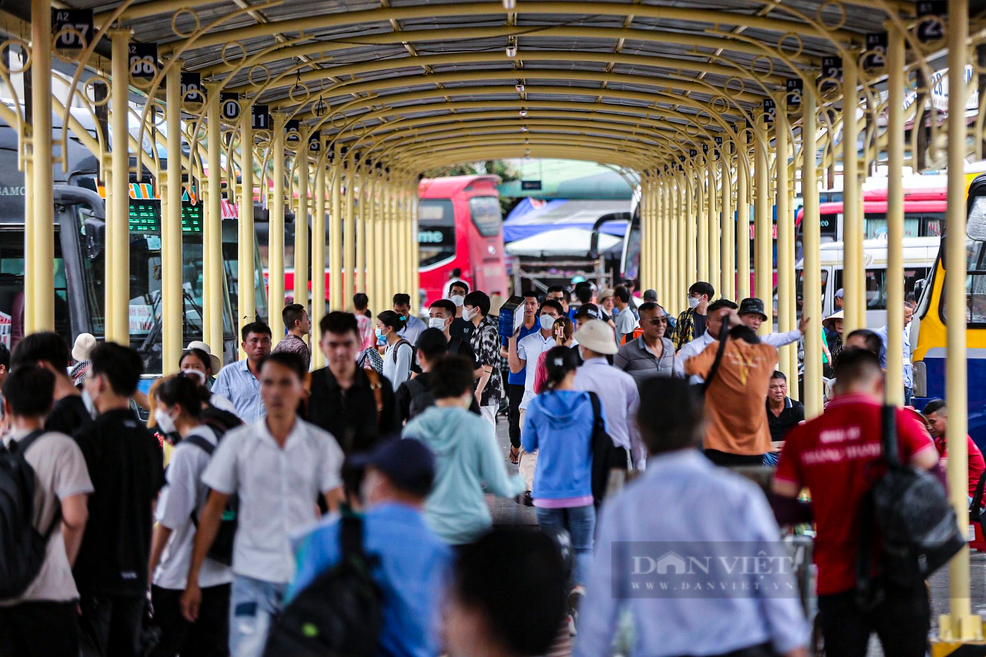 Bến xe tại Hà Nội đông nghịt, TTGT thắt chặt kiểm tra xe khách dịp nghỉ lễ Quốc khánh 2/9 - Ảnh 13.