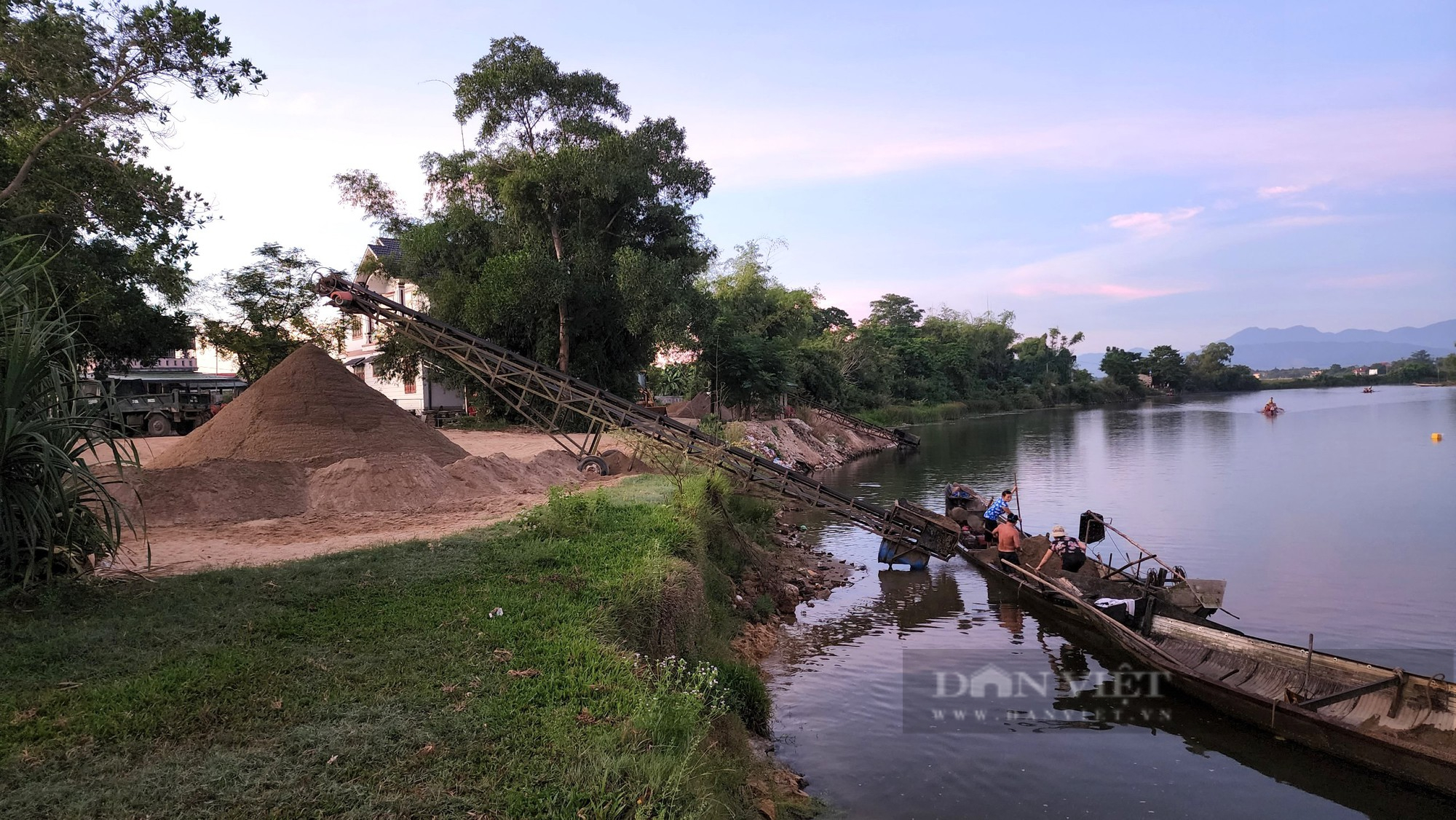 Quảng Trị: Nhiều bãi tập kết cát lậu hoạt động giữa ban ngày, chính quyền không biết? - Ảnh 6.