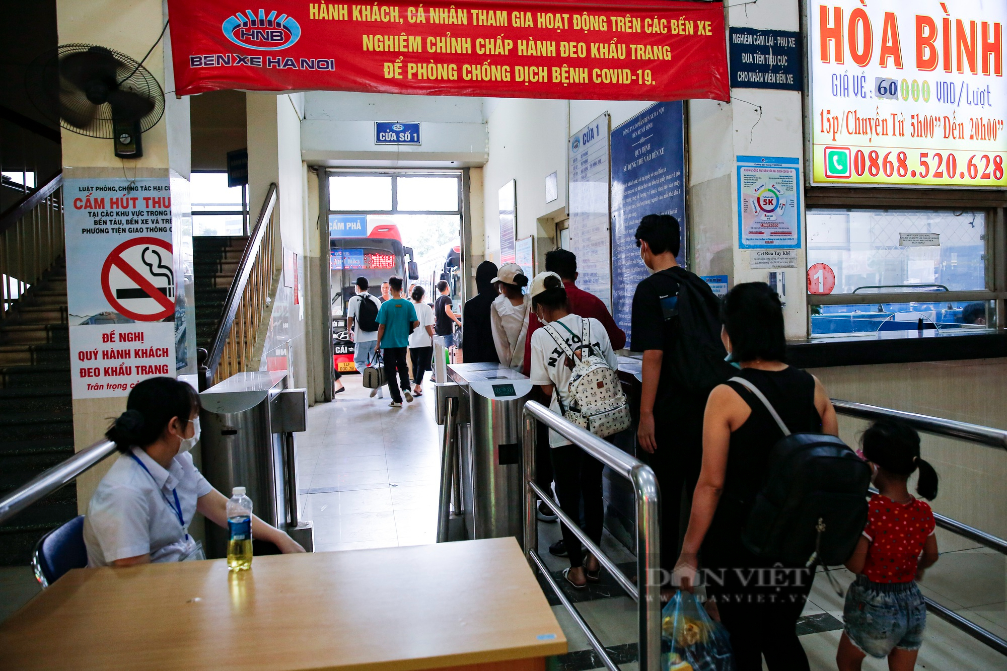 Bến xe tại Hà Nội đông nghịt, TTGT thắt chặt kiểm tra xe khách dịp nghỉ lễ Quốc khánh 2/9 - Ảnh 3.
