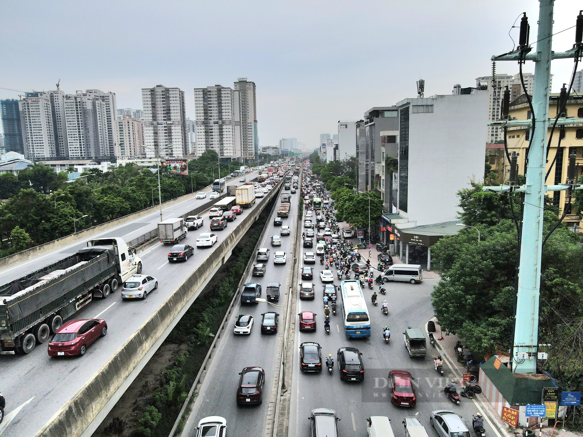 Đường phố Hà Nội lại ùn tắc kéo dài, các phương tiện chen chúc nhích từng mét một - Ảnh 3.