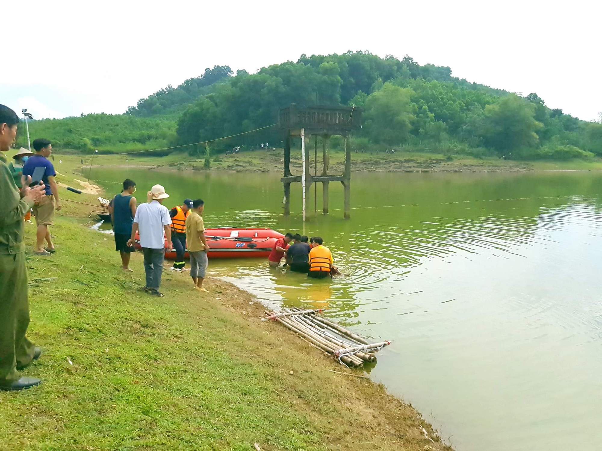 Một người đàn ông ở Hoà Bình bị đuối nước khi bơi ra hồ quây vịt để bán - Ảnh 1.