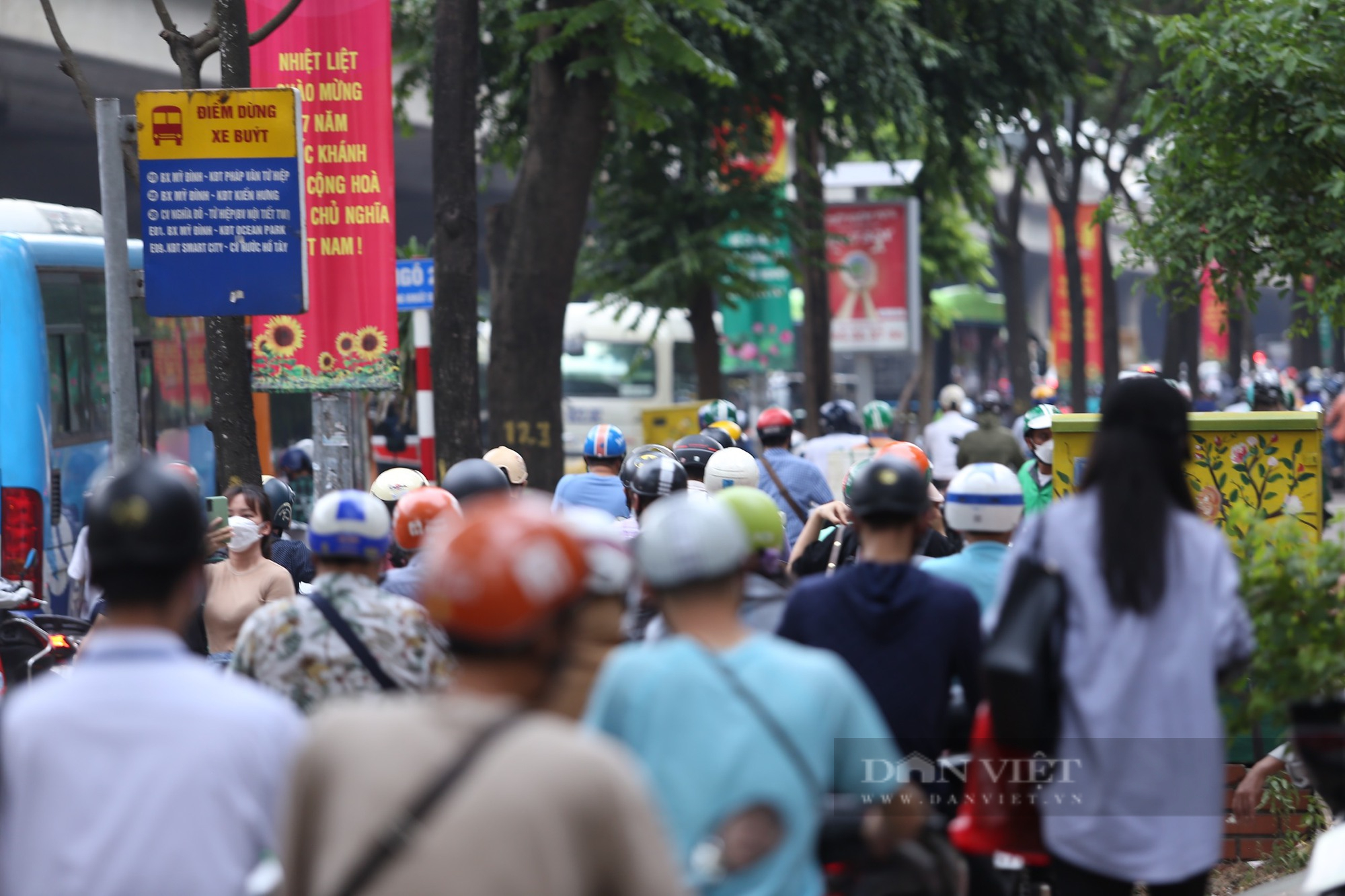 Đường phố Hà Nội lại ùn tắc kéo dài, các phương tiện chen chúc nhích từng mét một - Ảnh 5.