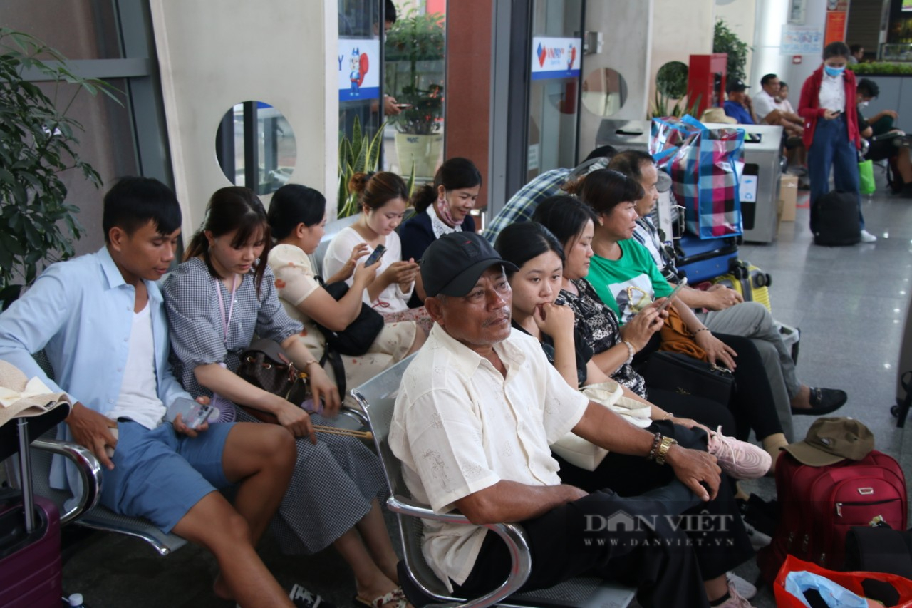 Sân bay Đà Nẵng đông nghẹt người dù chưa đến ngày nghỉ lễ - Ảnh 6.