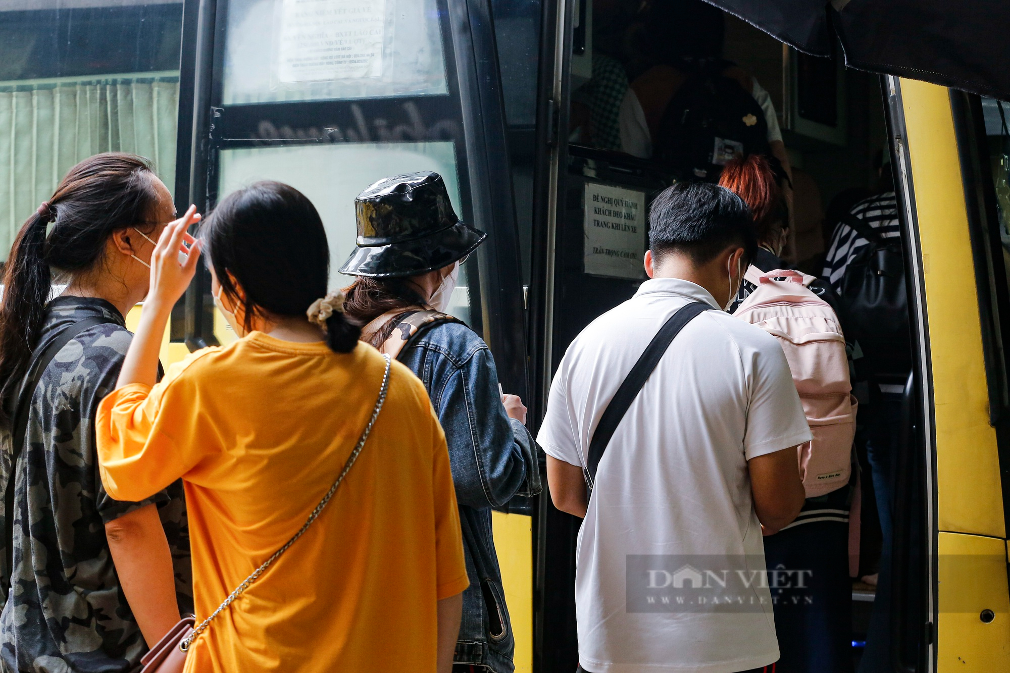 Bến xe tại Hà Nội đông nghịt, TTGT thắt chặt kiểm tra xe khách dịp nghỉ lễ Quốc khánh 2/9 - Ảnh 7.