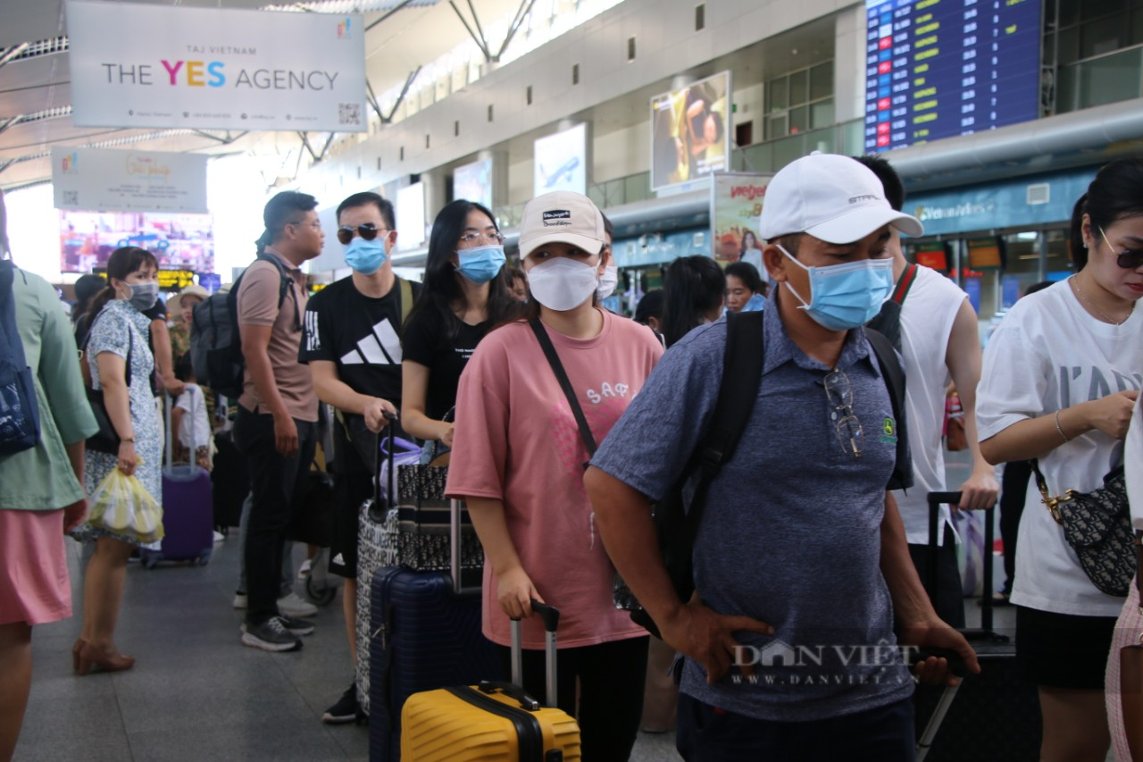 Sân bay Đà Nẵng đông nghẹt người dù chưa đến ngày nghỉ lễ - Ảnh 3.