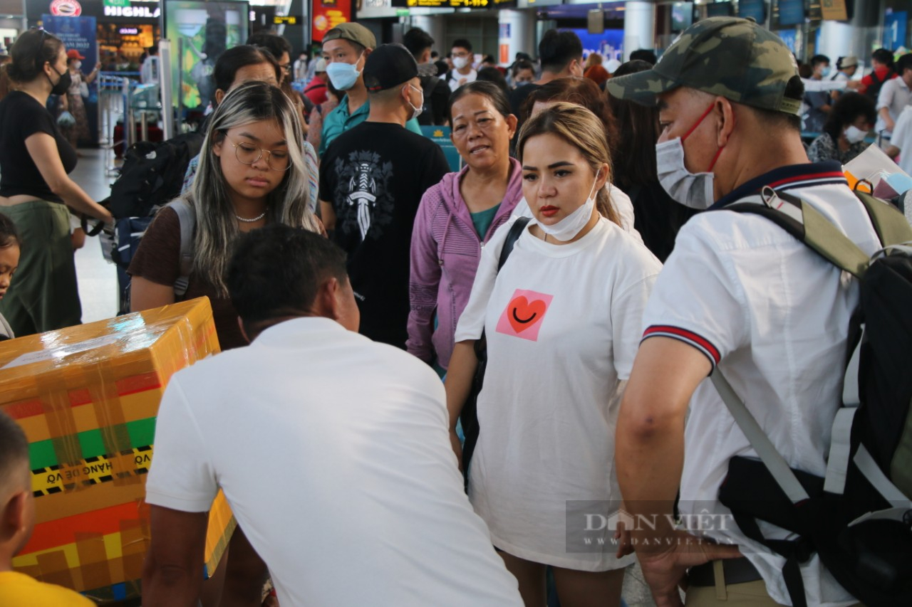 Sân bay Đà Nẵng đông nghẹt người dù chưa đến ngày nghỉ lễ - Ảnh 2.
