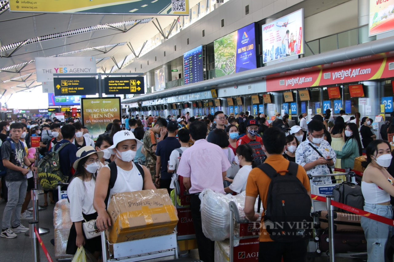 Sân bay Đà Nẵng chật kín du khách, nhiều người mất hàng giờ đồng hồ để check-in - Ảnh 5.