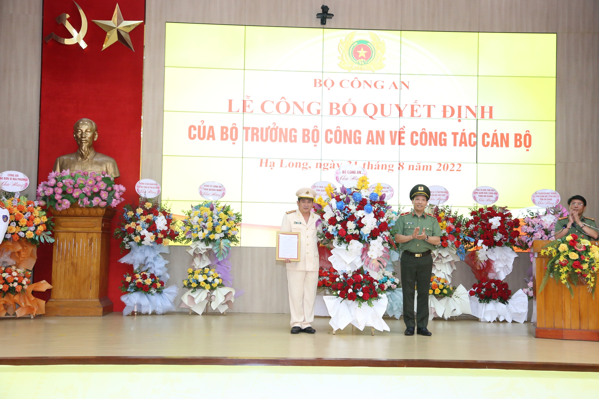 Trao Quyết định điều động Đại tá Đinh Văn Nơi giữ chức vụ Giám đốc Công an tỉnh Quảng Ninh - Ảnh 1.