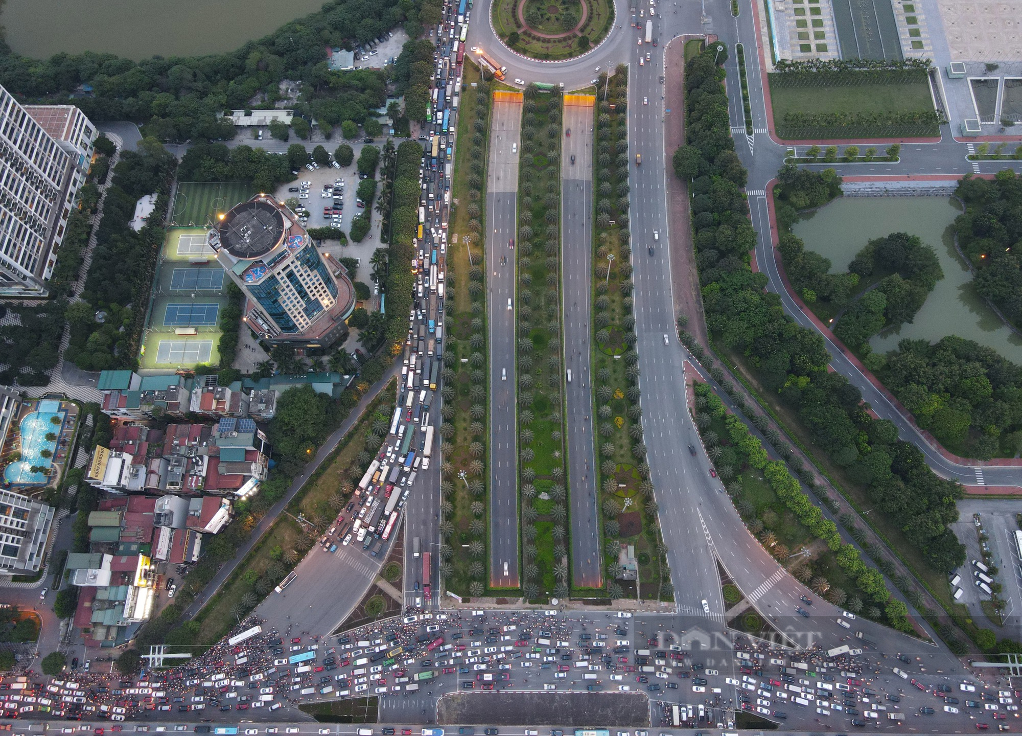 Hà Nội: Ùn tắc kinh hoàng tại nút giao Đại lộ Thăng Long - Vành đai 3 trên cao - Ảnh 6.