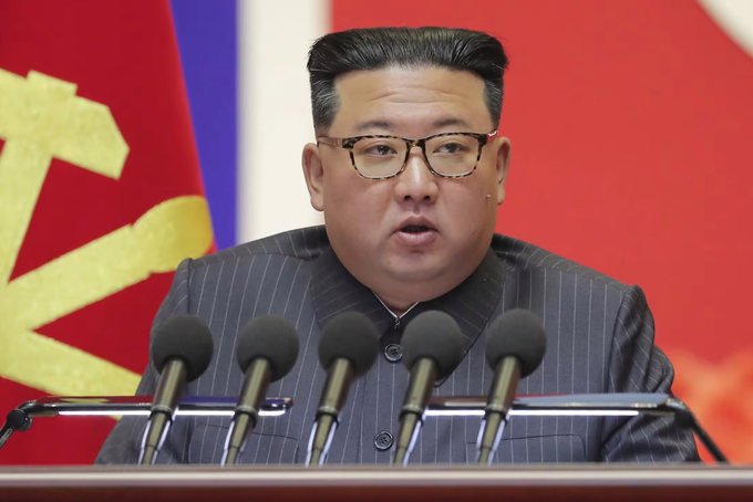 Báo Triều Tiên nói ông Kim Jong-un đã mắc Covid-19 - Ảnh 1.