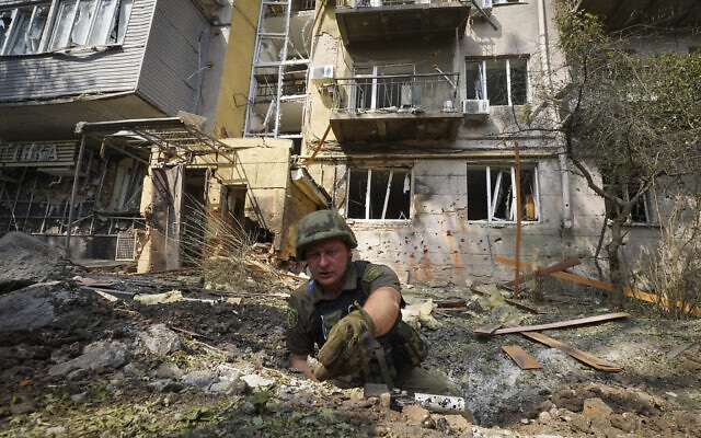 Ukraine khoe đánh sập các sở chỉ huy, thiêu rụi kho đạn của Nga ở Kherson - Ảnh 1.
