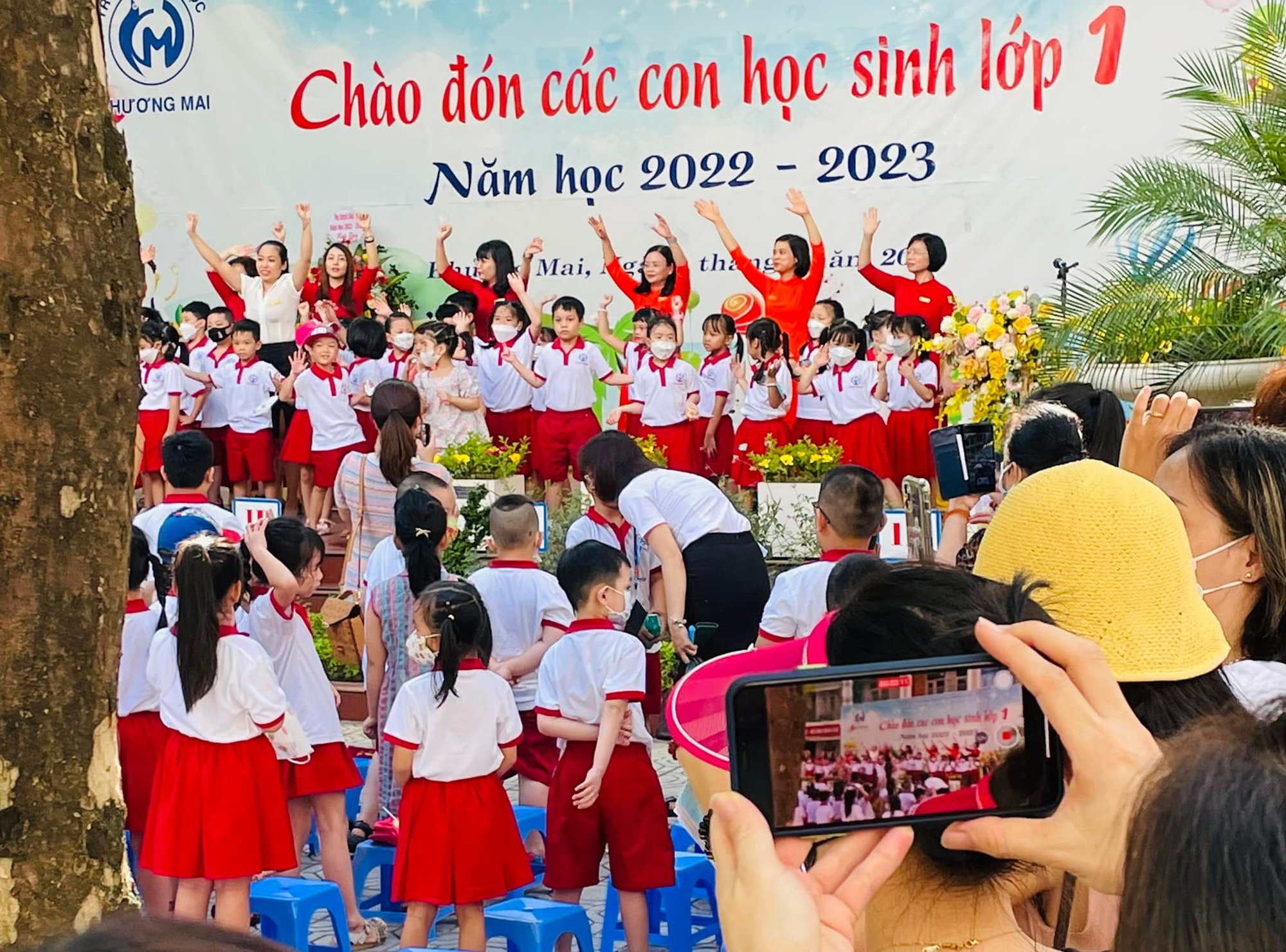 Học sinh Hà Nội tựu trường sau 1 tháng hè: Em thì mừng vui, có em ngủ gật khi xếp hàng - Ảnh 9.