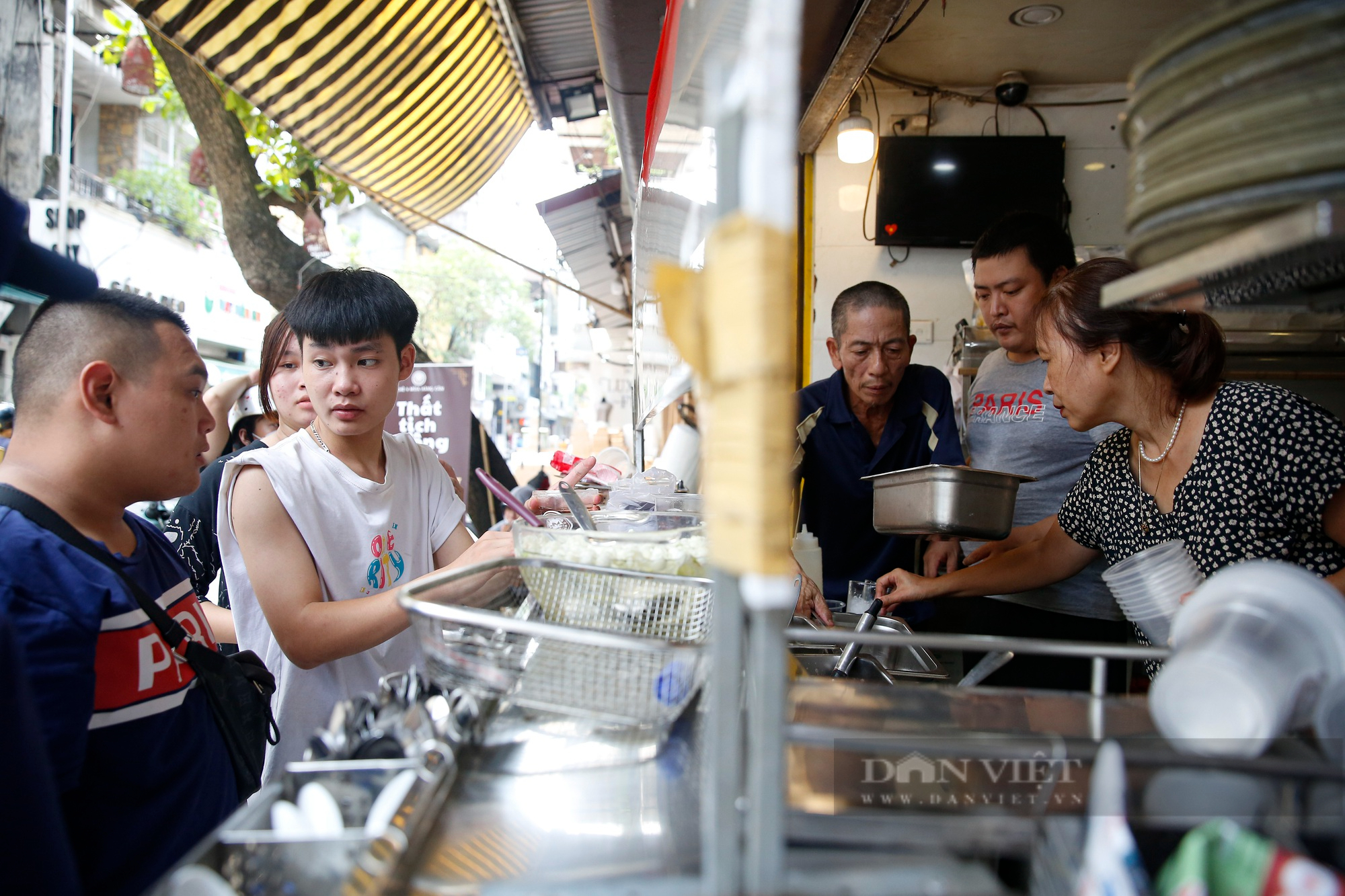 Hội độc thân rủ nhau đi mua chè đậu đỏ thoát ế, hàng bán chè &quot;hốt bạc&quot; ngày Thất Tịch - Ảnh 2.