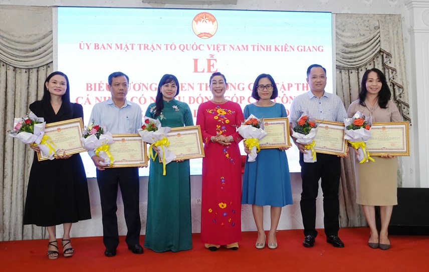 Bà Lê Thị Vệ Chủ tịch UBMT Tổ quốc Việt Nam tỉnh Kiên Giang trao tặng bằng khen cho các cá nhân, tập thể có nhiều đóng góp cho công tác phòng chống dịch bệnh Covid-19