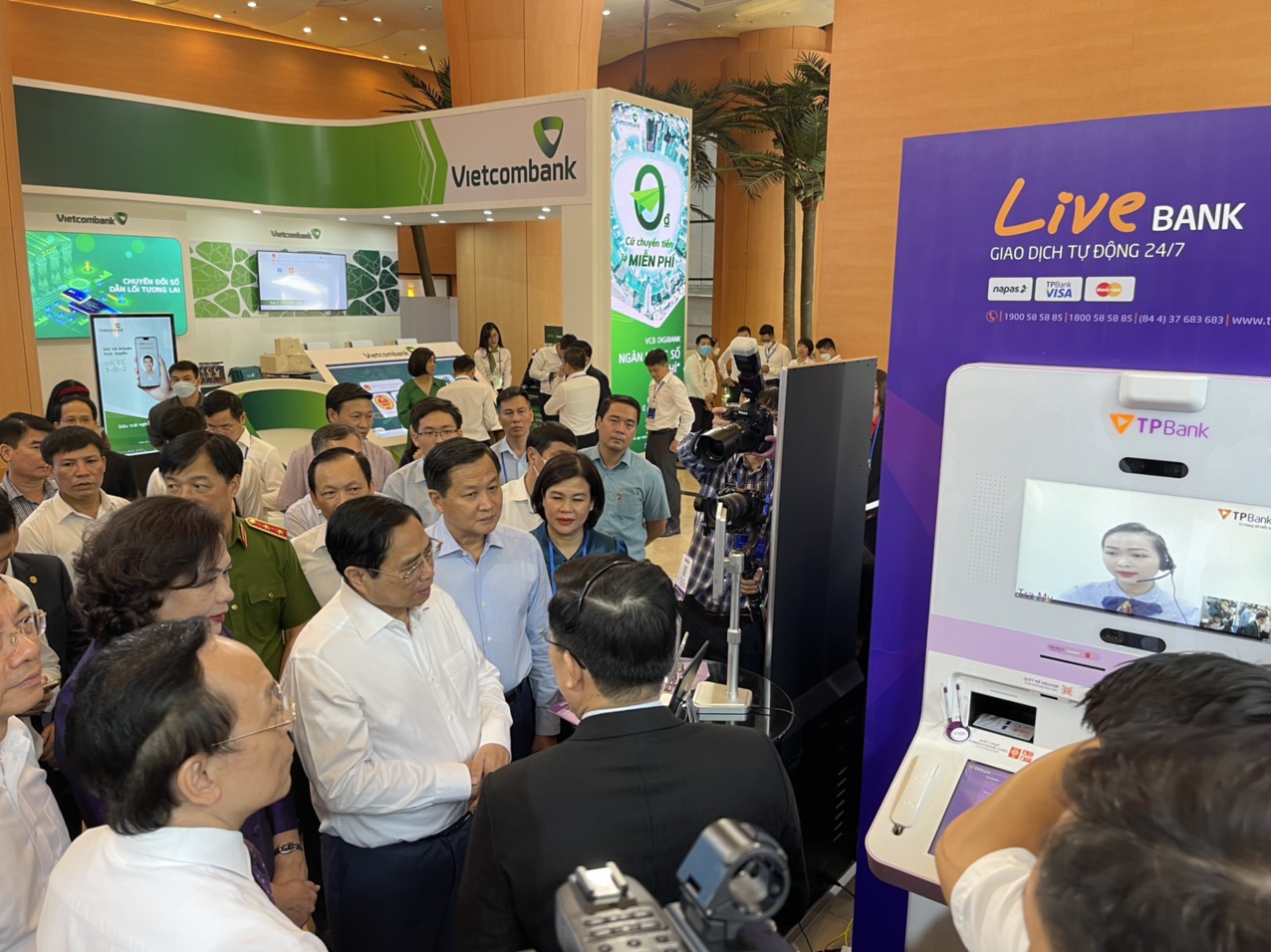 Thủ tướng Chính phủ trải nghiệm LiveBank,Voice pay của TPBank tại sự kiện số ngành Ngân hàng - Ảnh 2.