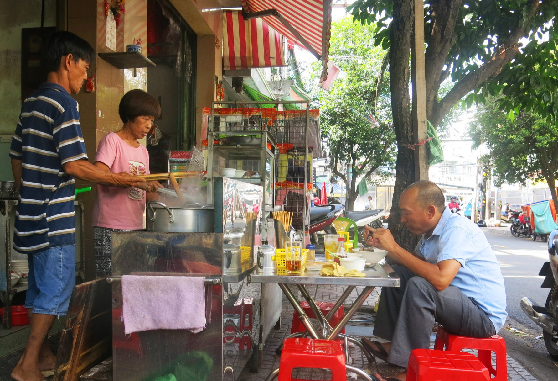 Sài Gòn quán: Tiệm bánh lọt nước lèo không tên truyền ba đời vẫn mới với người Sài Gòn - Ảnh 2.