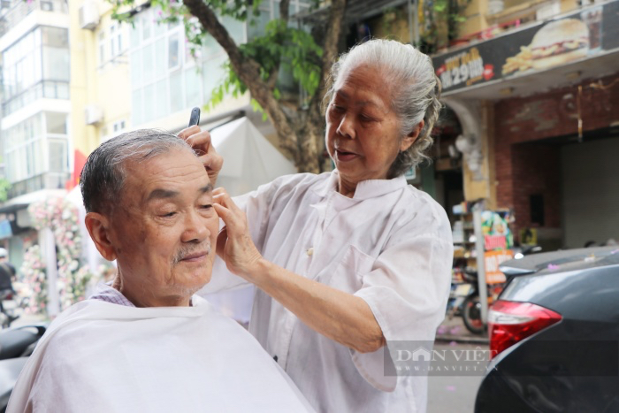 Những người lưu giữ văn hoá, nếp sống đặc biệt Hà Nội: Bà lão &quot;thổi hồn vào tóc&quot; lâu đời nhất phố cổ (bài 1) - Ảnh 2.