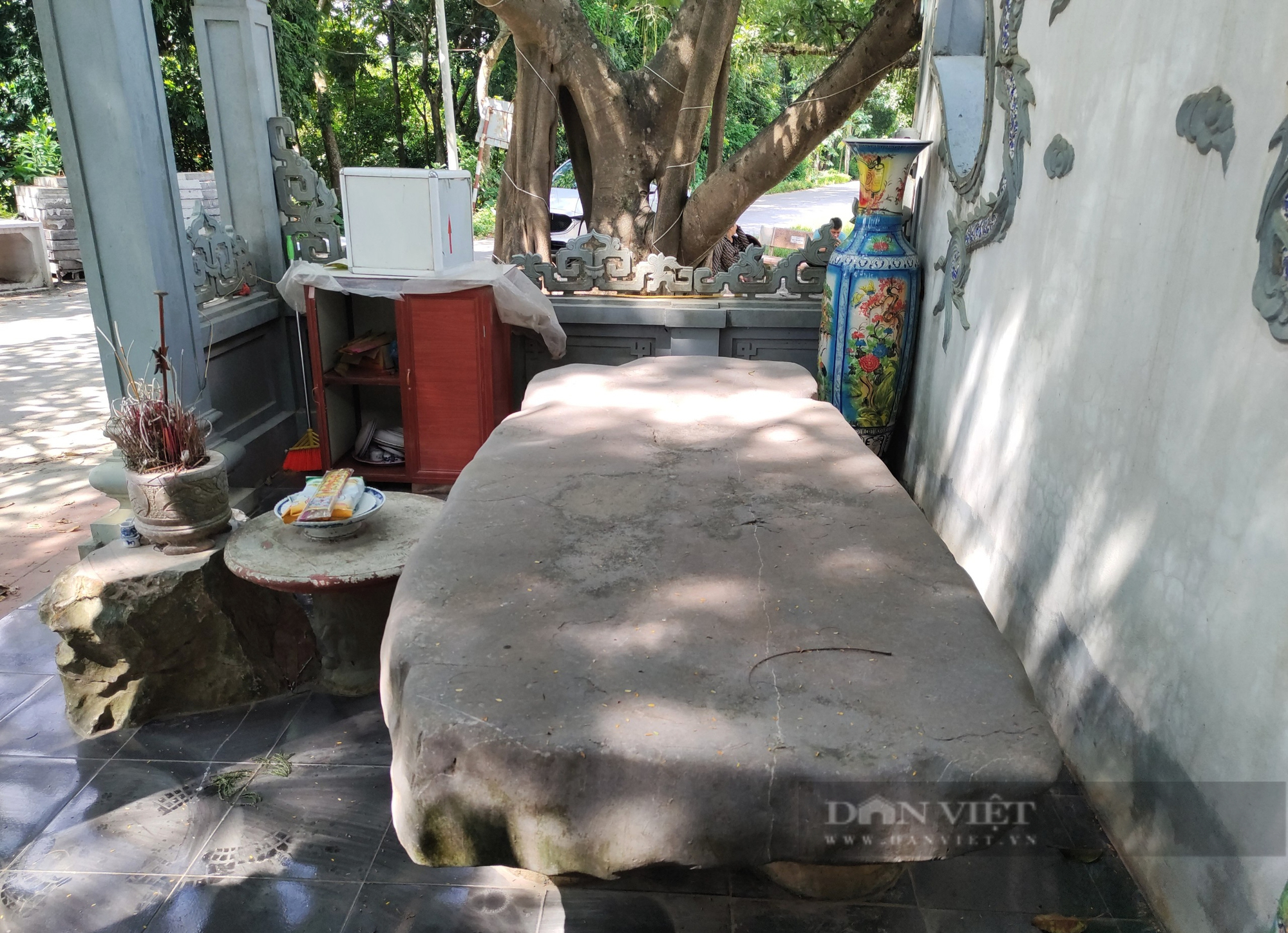Chuyện lạ ở Hà Nội: Cả làng coi phiến đá như một linh vật, xây miếu lập bàn thờ  - Ảnh 2.