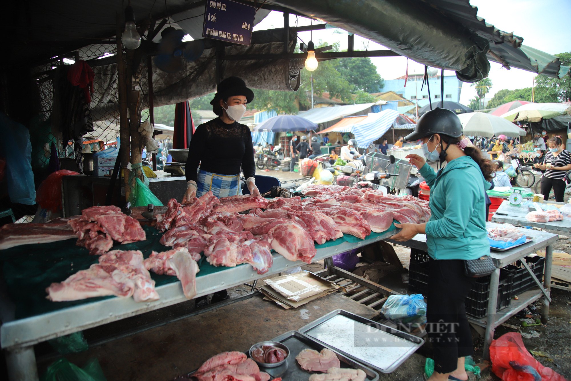 Giá lợn hơi xuất chuồng giảm mạnh, giá thịt lợn ngoài chợ vẫn &quot;đứng im&quot;, lợi nhuận rơi vào túi ai? - Ảnh 1.