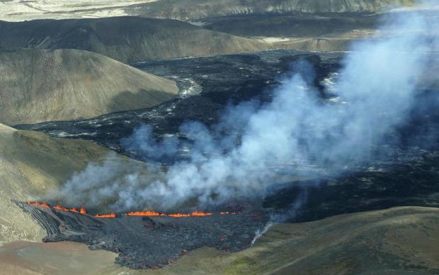 Video núi lửa gần thủ đô Iceland phun trào dữ dội sau hàng loạt trận động đất