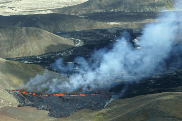 Video núi lửa gần thủ đô Iceland phun trào dữ dội sau hàng loạt trận động đất - Ảnh 2.