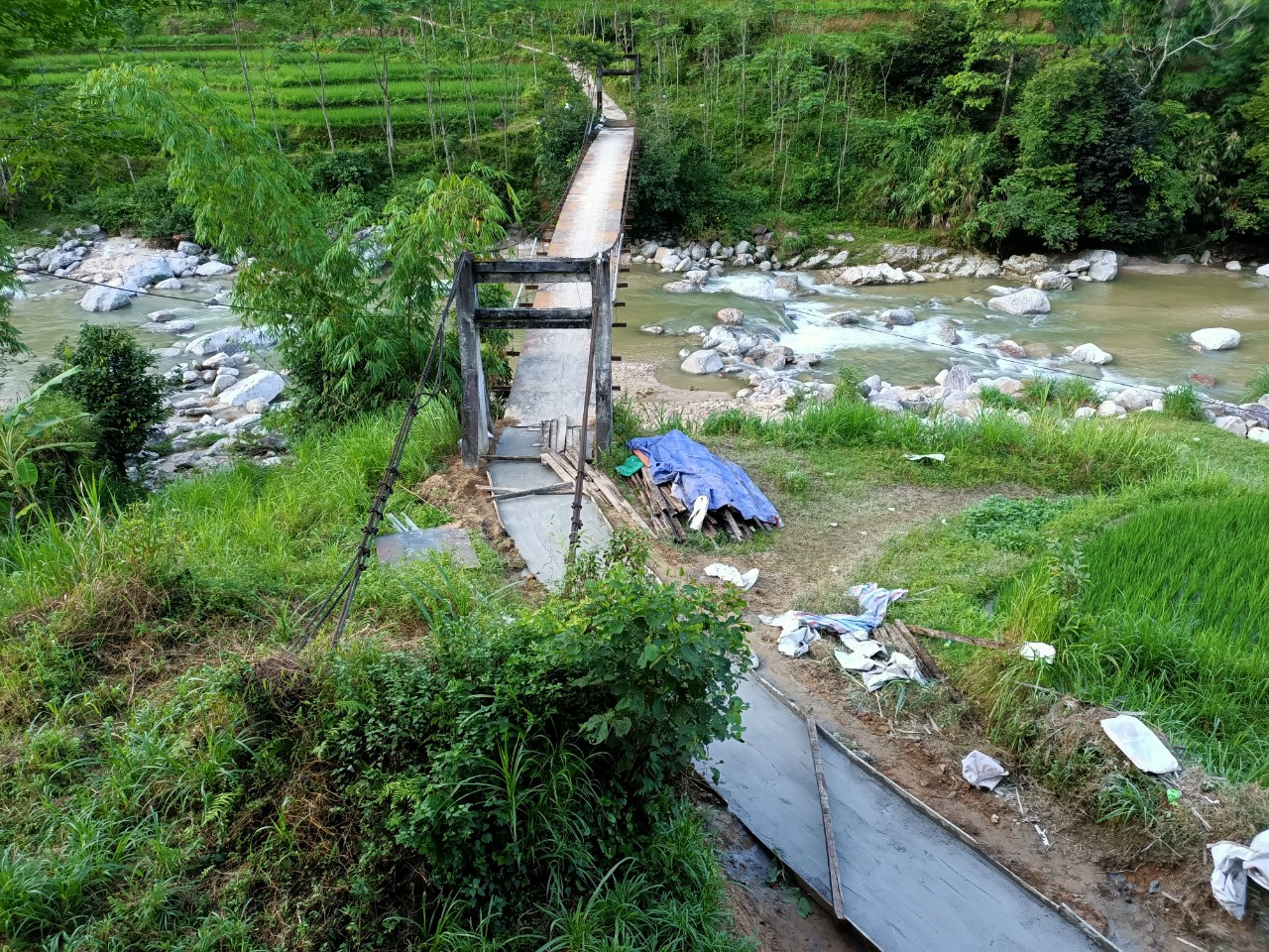 Sửa chữa cây cầu gỗ mục ở Hà Giang: Hoàn thiện phần mặt cầu - Ảnh 1.