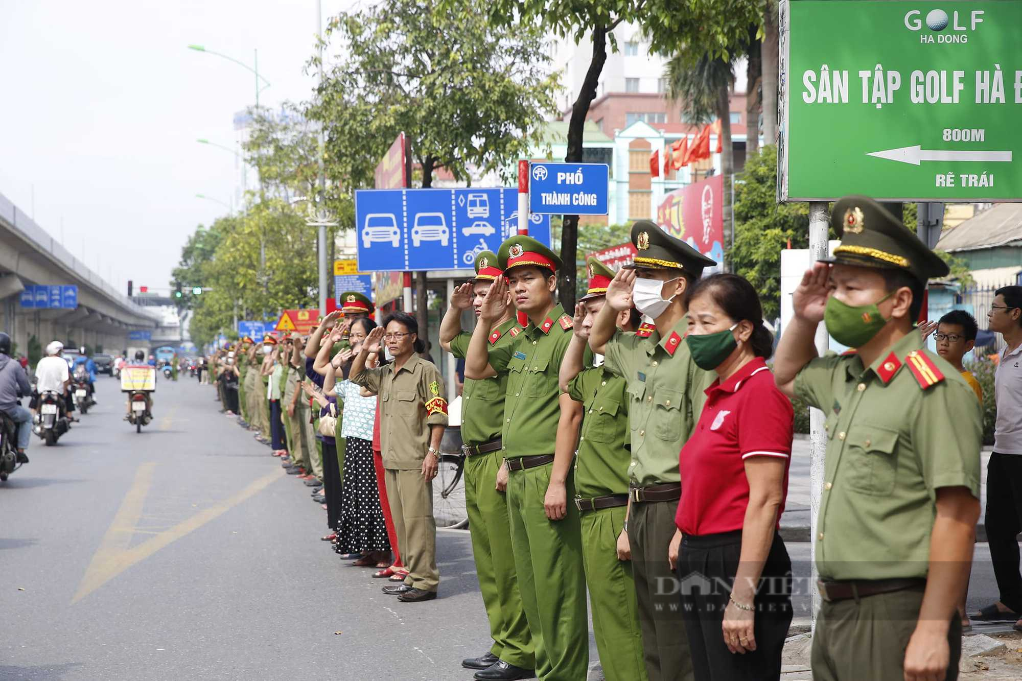 CẬP NHẬT: Người thân, đồng đội, người dân nghẹn ngào tiễn đưa 3 cảnh sát hy sinh khi chữa cháy quán karaoke - Ảnh 3.