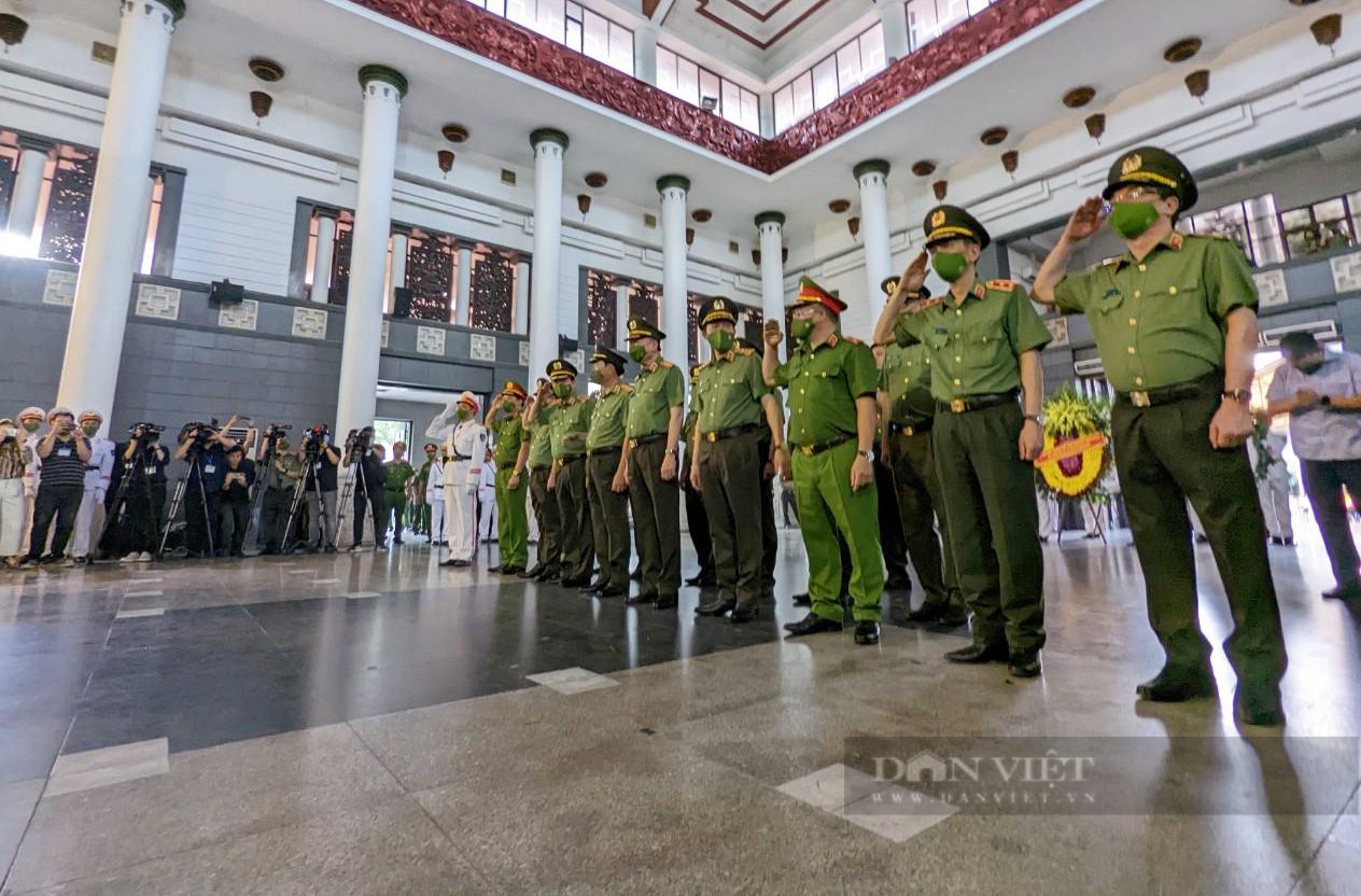 Lãnh đạo Bộ Công An, TP.Hà Nội viếng 3 chiến sĩ cảnh sát hy sinh khi chữa cháy - Ảnh 5.