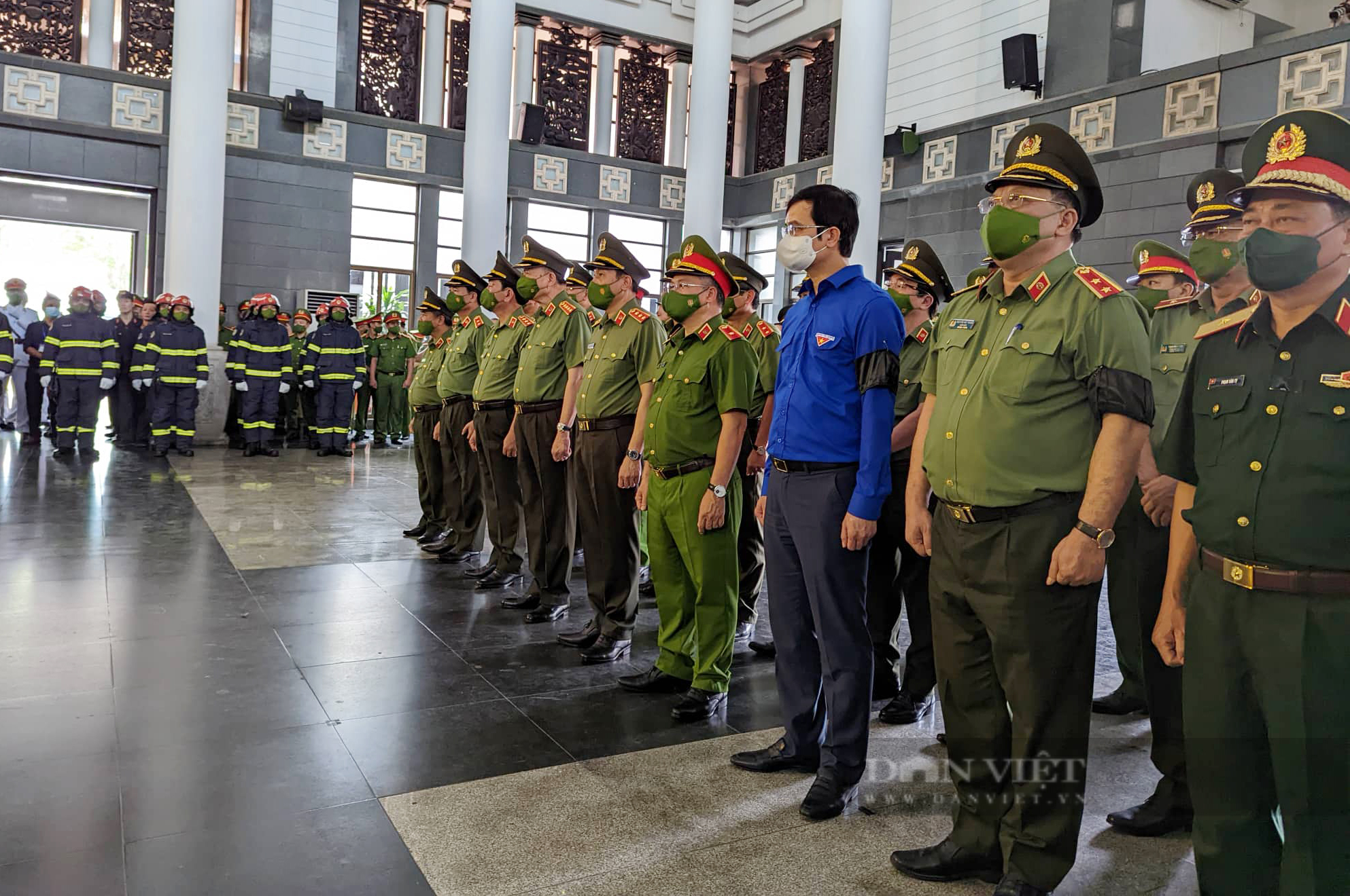 Lãnh đạo Bộ Công An, TP.Hà Nội viếng 3 chiến sĩ cảnh sát hy sinh khi chữa cháy - Ảnh 9.