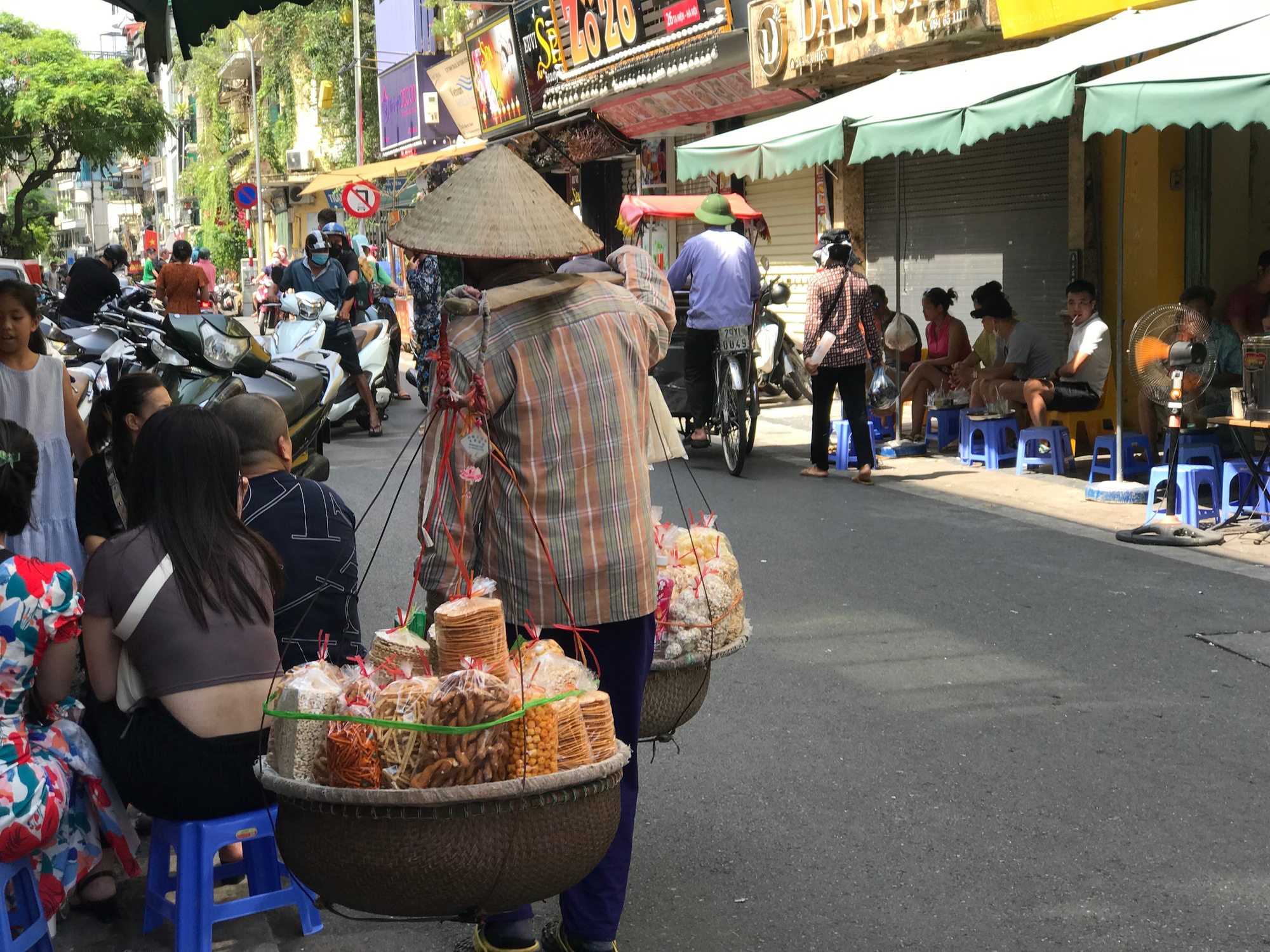 Nét cổ kính bên trong khu phố cổ &quot;không ngủ&quot; nức tiếng ở Hà Nội - Ảnh 8.