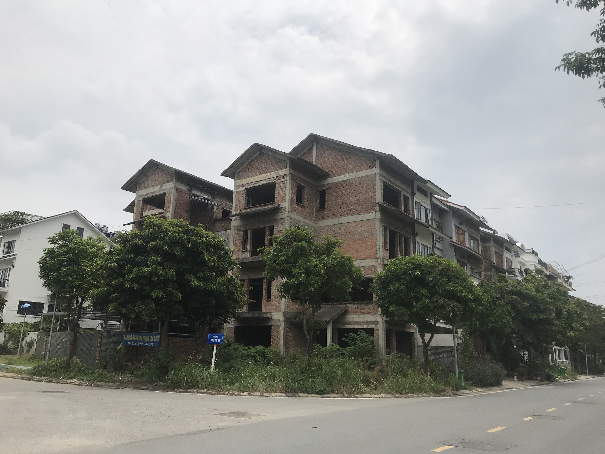 Biệt thự bỏ hoang tại khu đô thị sinh thái Xuân Phương bị hét giá trên trời (Ảnh: Thái Nguyễn)