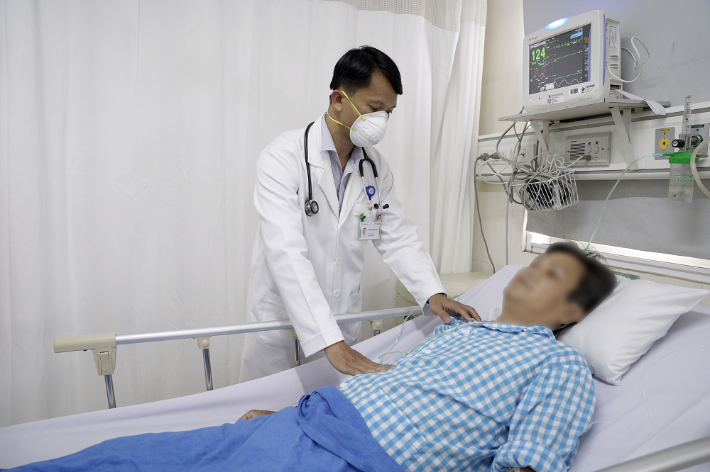 Sốc tim cứu sống bệnh nhân đột ngột co giật ngay tại phòng khám - Ảnh 1.