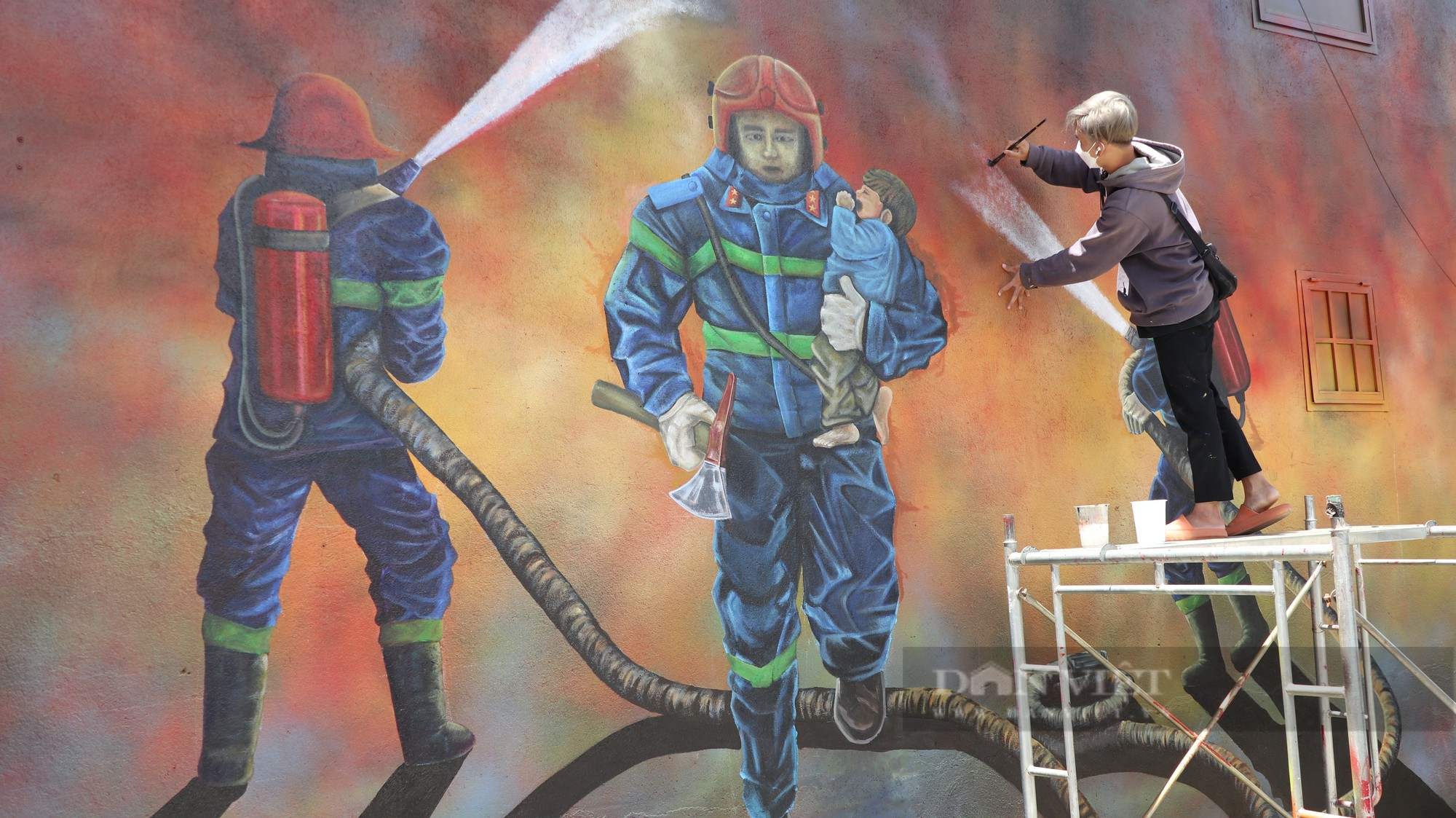 Đà Lạt: Họa sĩ vẽ bức tranh tri ân 3 người lính cứu hỏa hy sinh, người dân xúc động - Ảnh 2.