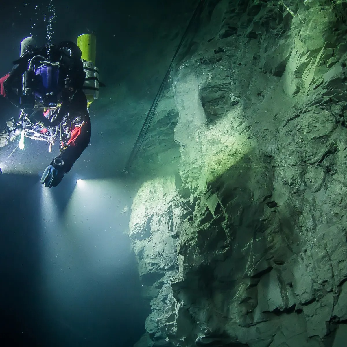 Bất ngờ phát hiện hang động nước ngọt có độ sâu nhất thế giới tại Cộng hòa Séc - Ảnh 2.