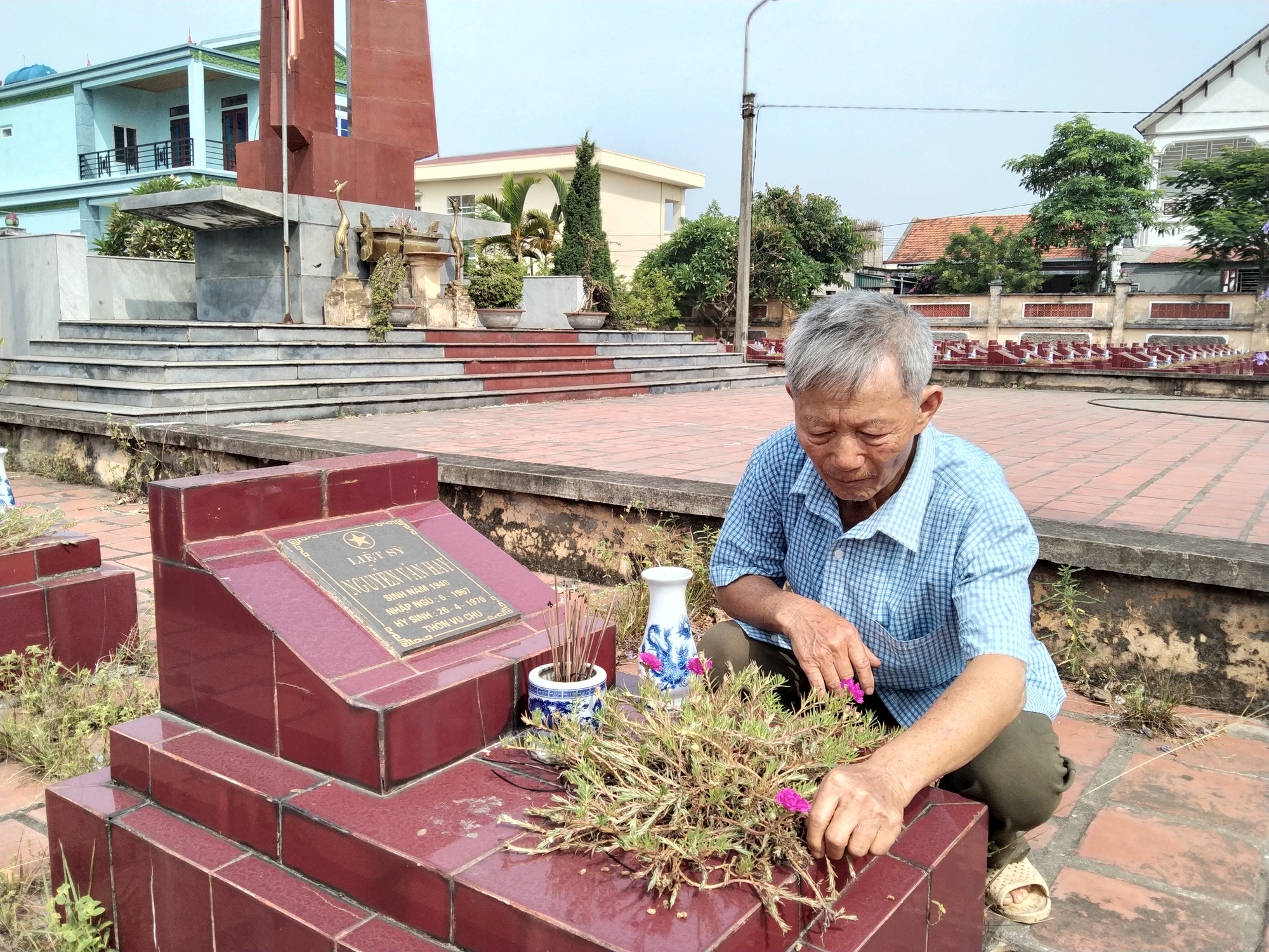 Người chăm “giấc ngủ” cho các “linh hồn bất tử” (Bài 2): Trả ơn đồng đội đã ngã xuống để mình được sống - Ảnh 5.