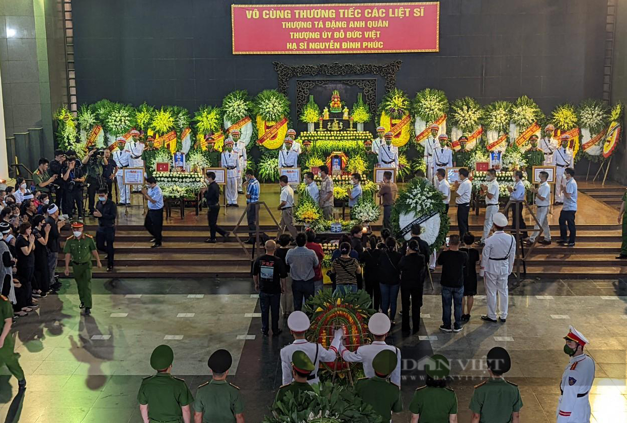 Lãnh đạo Bộ Công An, TP.Hà Nội viếng 3 chiến sĩ cảnh sát hy sinh khi chữa cháy - Ảnh 1.