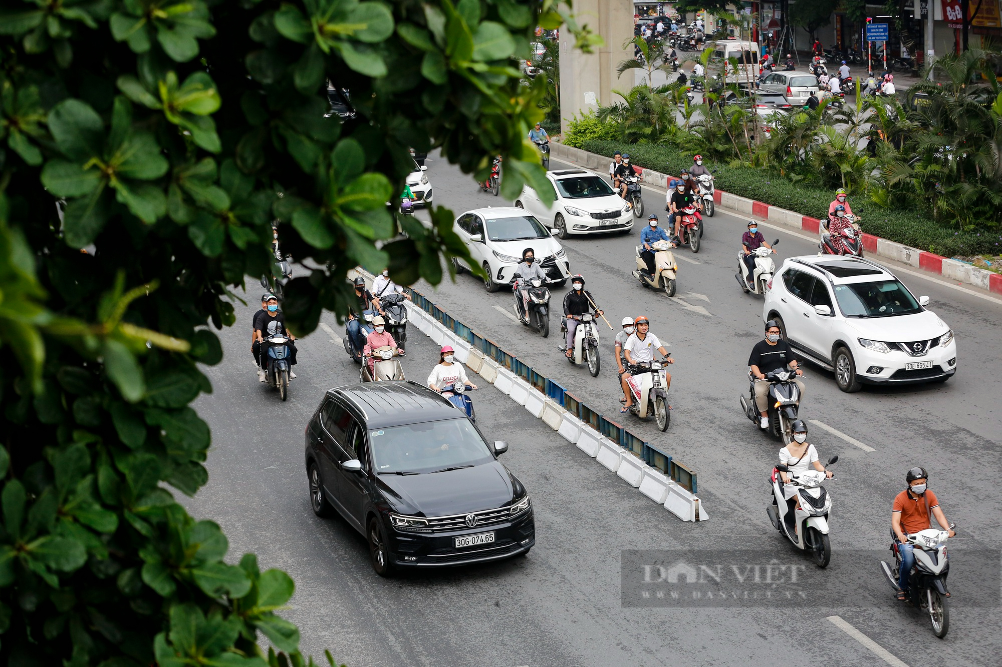 Người dân làm ngơ trước việc phân làn trên đường Nguyễn Trãi - Ảnh 10.