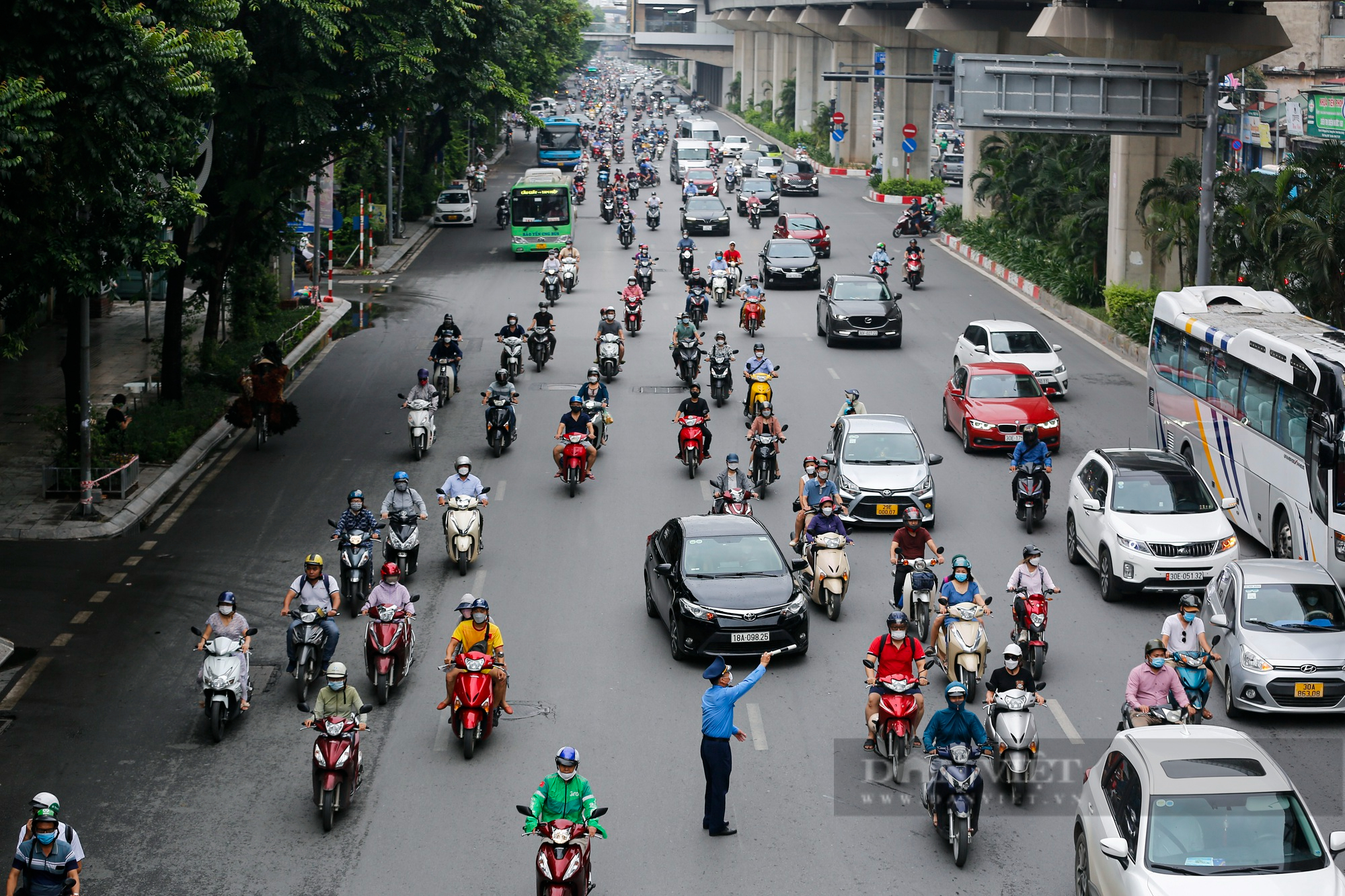 Người dân làm ngơ trước việc phân làn trên đường Nguyễn Trãi - Ảnh 12.