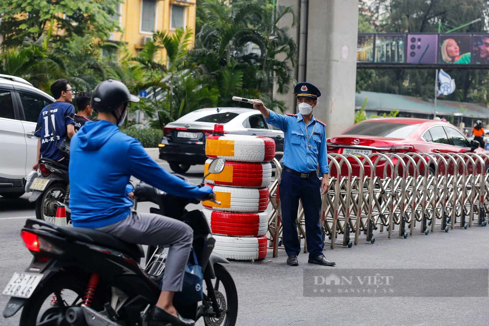 Người dân làm ngơ trước việc phân làn trên đường Nguyễn Trãi - Ảnh 3.