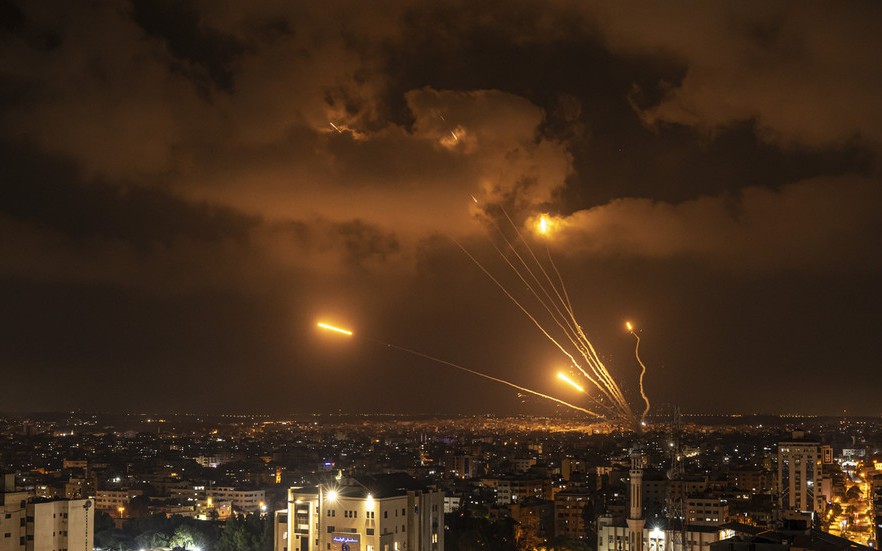 Israel hứng 100 quả rocket sau khi không kích Gaza