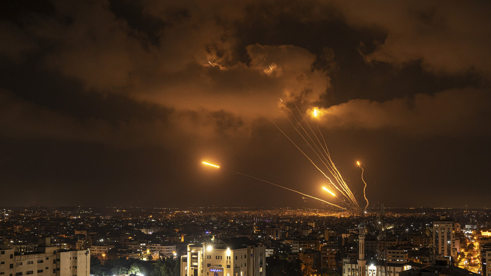 Israel hứng 100 quả rocket sau khi không kích Gaza - Ảnh 1.