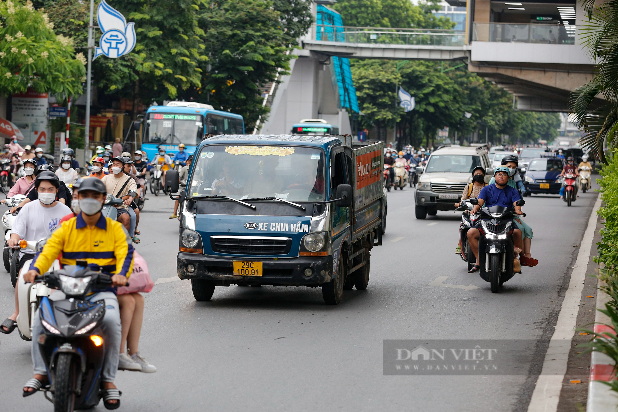 Người dân làm ngơ trước việc phân làn trên đường Nguyễn Trãi - Ảnh 9.