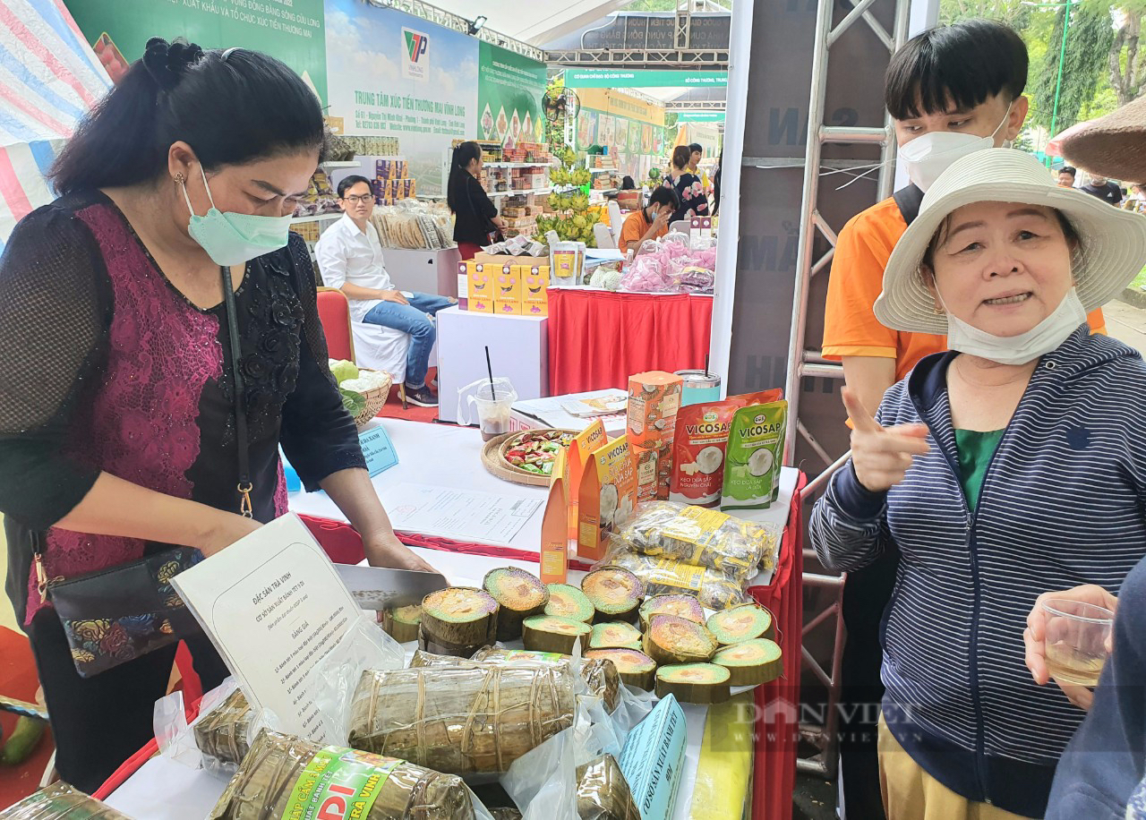 Bánh tét Trà Cuôn - đặc sản Trà Vinh vừa lên Sài Gòn được &quot;gom sạch&quot; trong tích tắc - Ảnh 1.