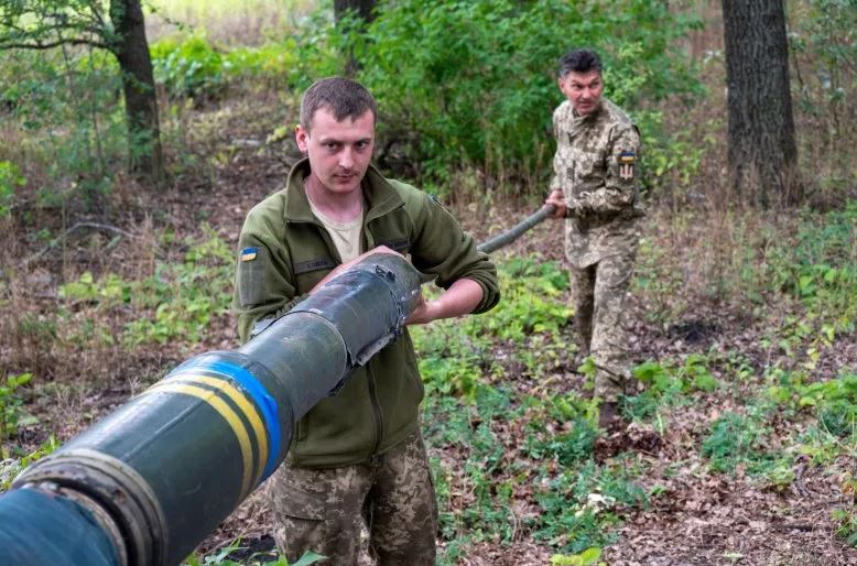 Ukraine tuyên bố phá hủy hơn một chục thiết bị rà phá bom mìn của Nga - Ảnh 1.