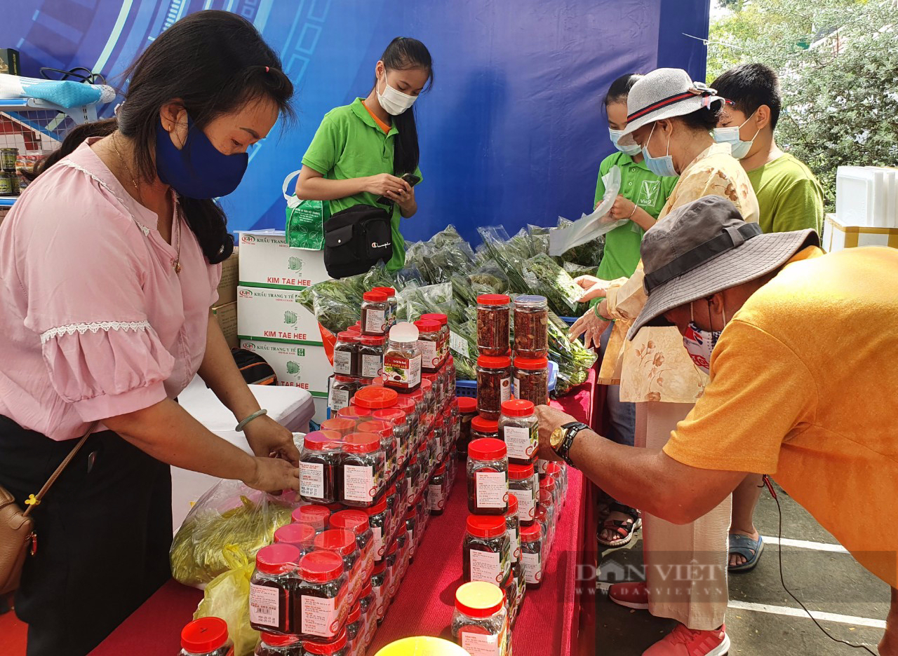 Bánh tét Trà Cuôn - đặc sản Trà Vinh vừa lên Sài Gòn được &quot;gom sạch&quot; trong tích tắc - Ảnh 3.