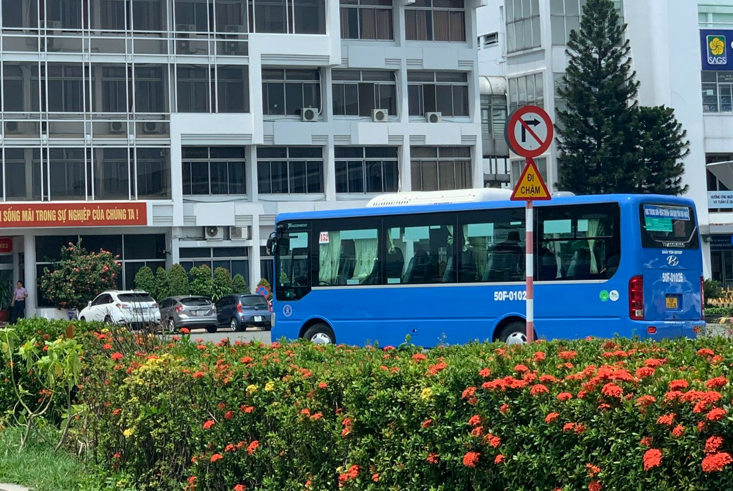 TP.HCM tăng xe buýt giảm áp lực ùn tắc tại sân bay Tân Sơn Nhất - Ảnh 3.