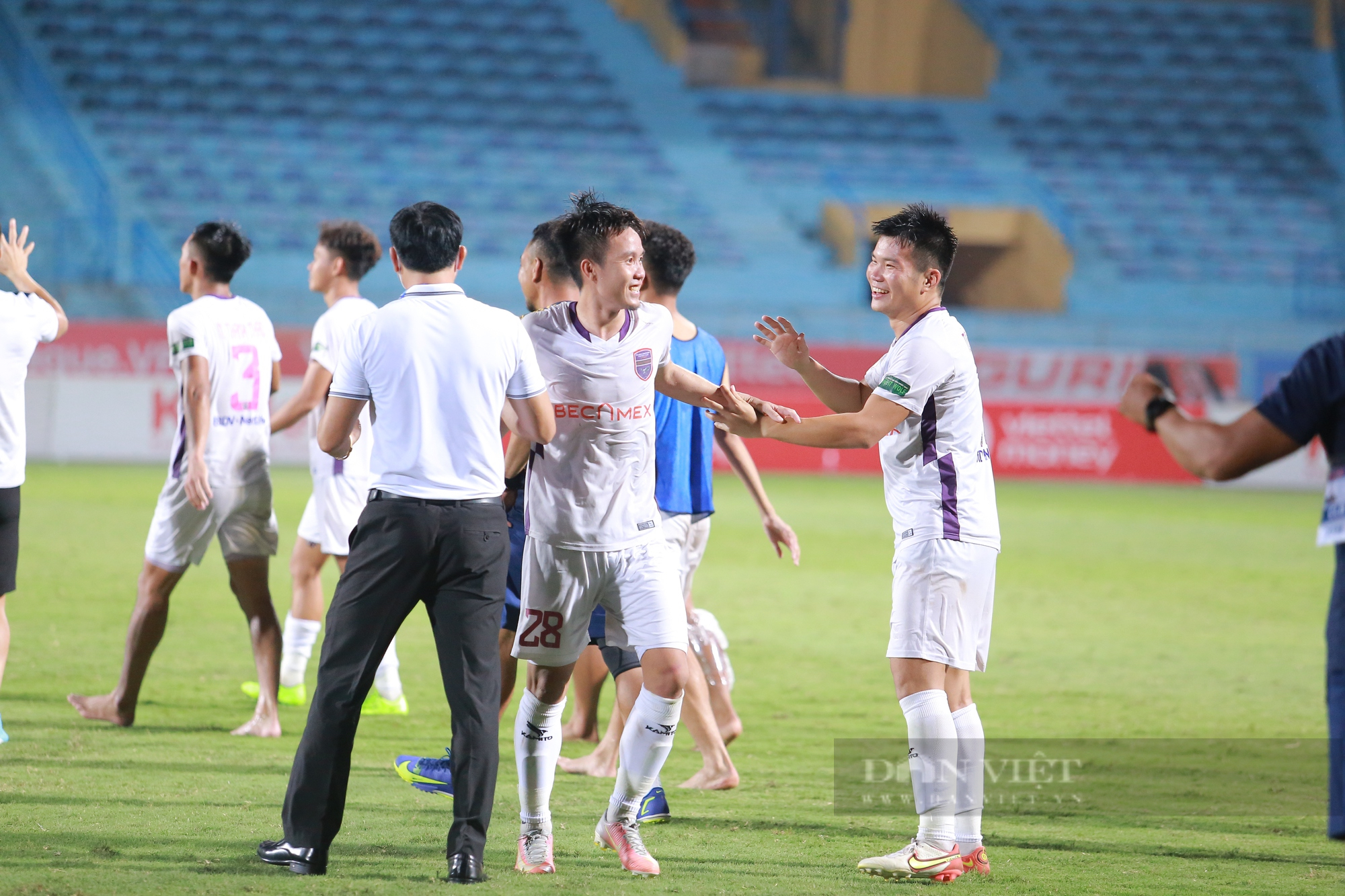 Trung vệ Bùi Tiến Dũng vừa chăm con vừa theo dõi trận thua của Viettel FC - Ảnh 9.