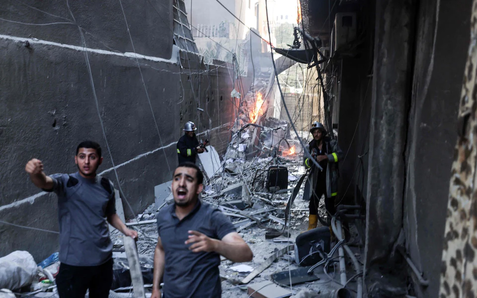 Israel không kích Gaza khiến nhiều người thương vong sau nhiều ngày căng thẳng leo thang - Ảnh 2.