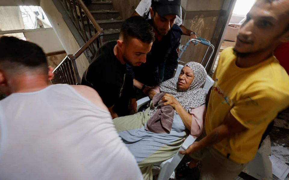 Israel không kích Gaza khiến nhiều người thương vong sau nhiều ngày căng thẳng leo thang - Ảnh 1.