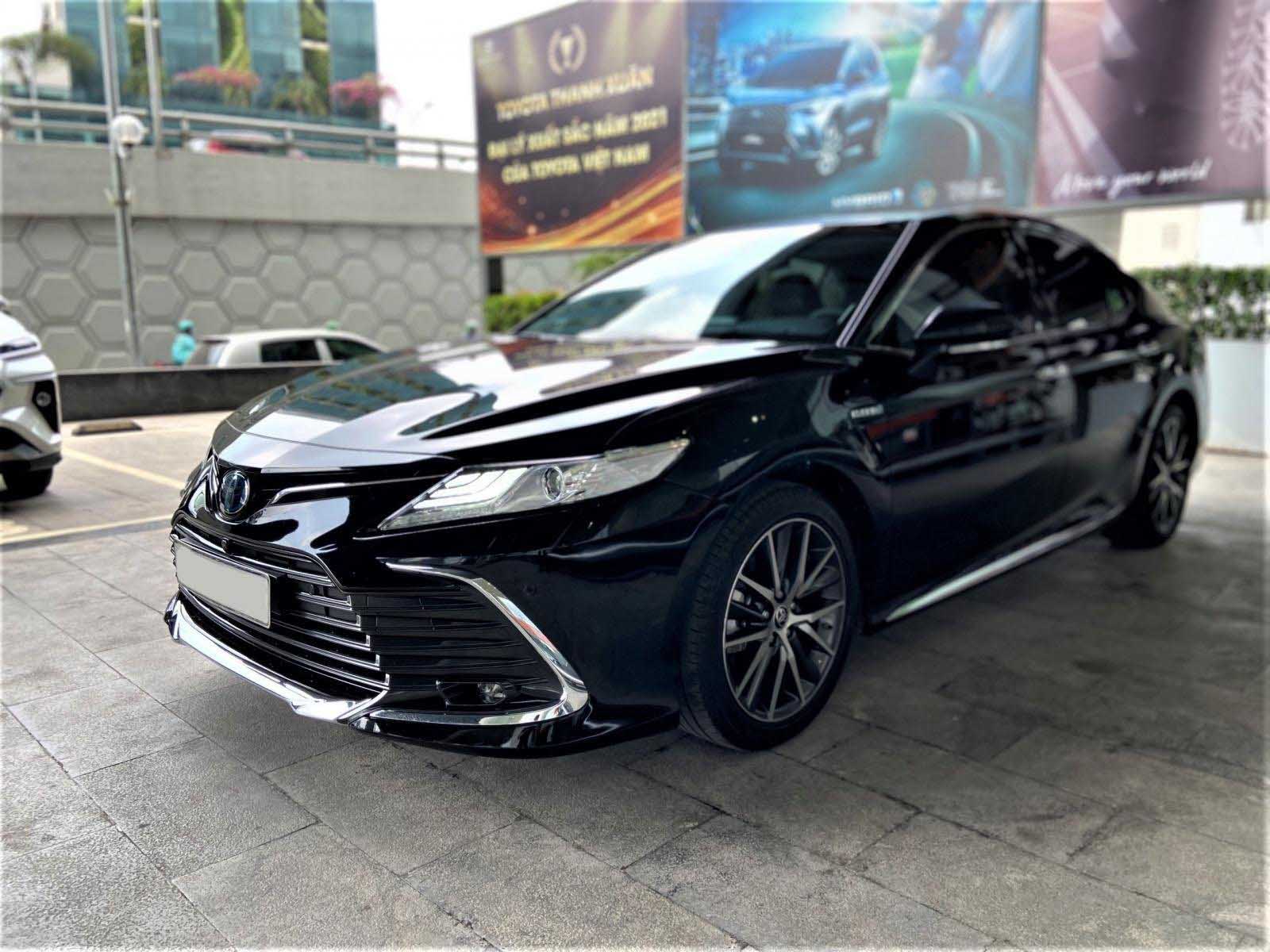 Toyota Camry lỗ gần 200 triệu dù mới lăn bánh vài nghìn km - Ảnh 1.